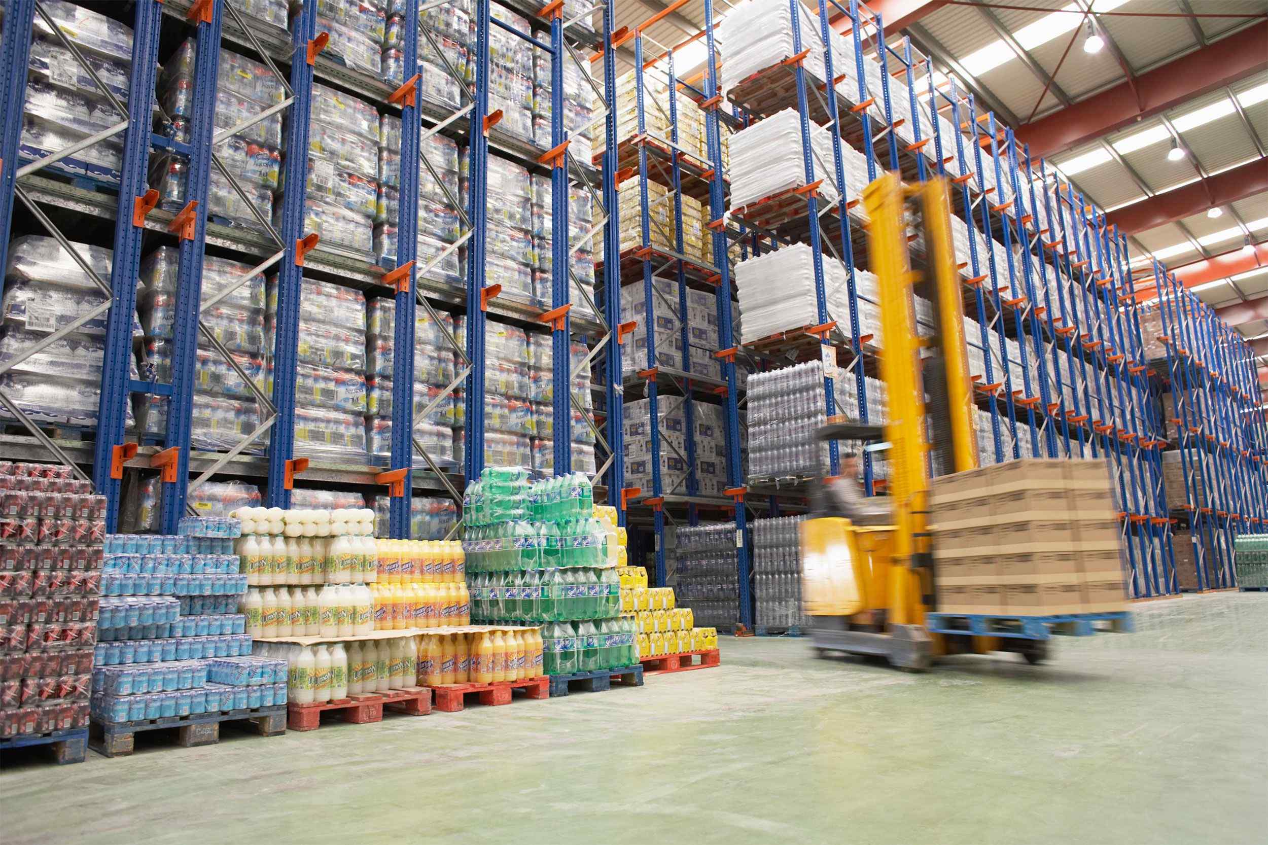 https://cargotrans.si/wp-content/uploads/2015/09/Warehouse-and-lifter.jpg